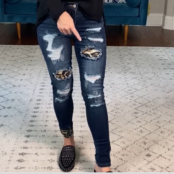 🐾KanCan Dark Wash Leopard Patch Skinnies🐾 - Picture 2 of 10